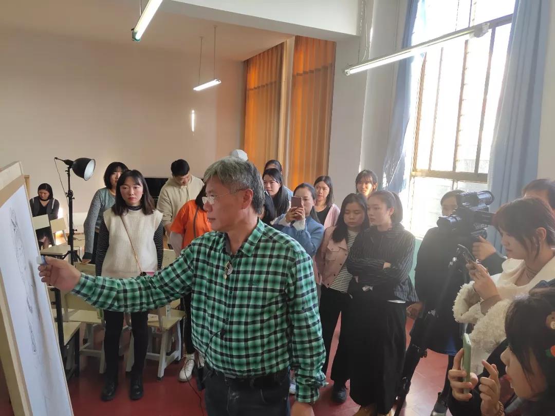 中国美术黄播
徐默教授在云南大学进行人物线描